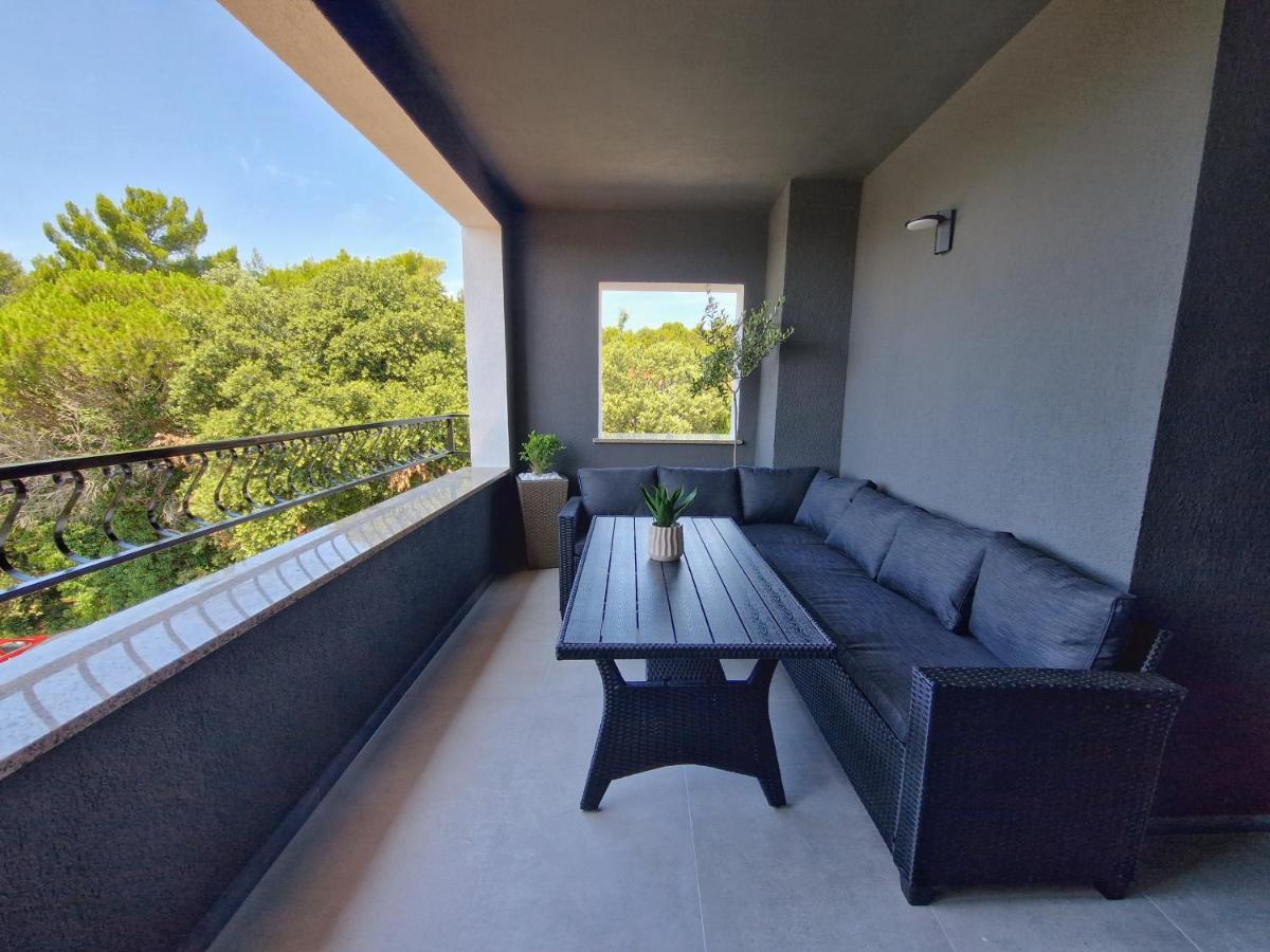 Apartments Jasna Ровин Екстериор снимка